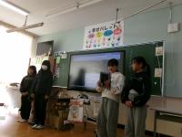 木工チームが発表をしています。