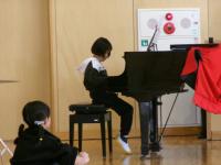 ピアノの発表をしています。