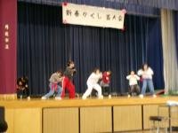 ダンスの発表をしています。