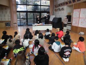 話を聞いている様子