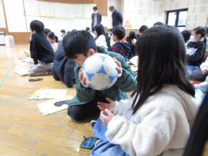 ブラインドサッカーのボールに触れる様子