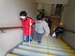 慎重に階段を上る様子