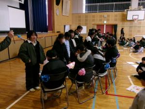 6年生にプレゼントを渡しています。