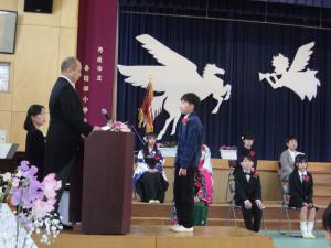 卒業証書を受け取ってます