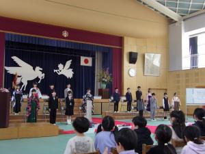 6年生が呼びかけをしています。