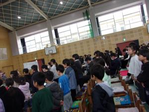 在校生が呼びかけをしています。