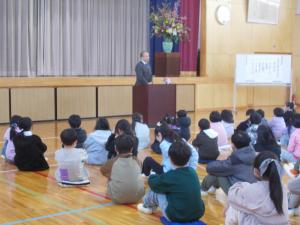 校長先生がお話をしています。