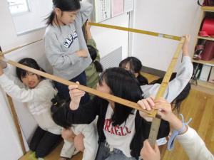 支えながら