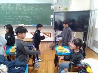 男女がじゃんけんしています。