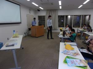 クリーンセンターで説明を聞いています。