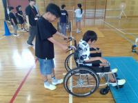 マットの上の段差に車いすをあげています。