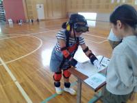 高齢者の器具をつけて、字を書いています。