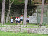 校山園で遊ぶ子どもたちの様子