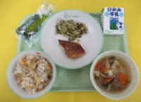 給食（かしわもち）