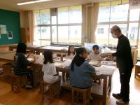 木工チームが作り方について教わっています