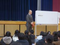 校長先生が児童にお話をしています。