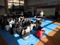 説明を聞いている様子