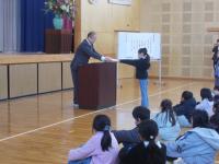 3年生が修了書をもらっています