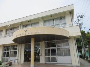 中央小学校玄関