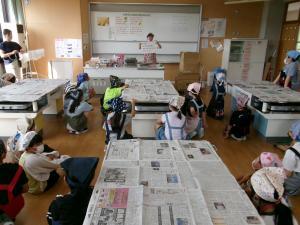 4年　トウモロコシの皮むき体験