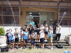 7月13日　6年学年活動　竹水鉄砲で遊ぼう