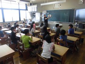 　先生による読み聞かせ
